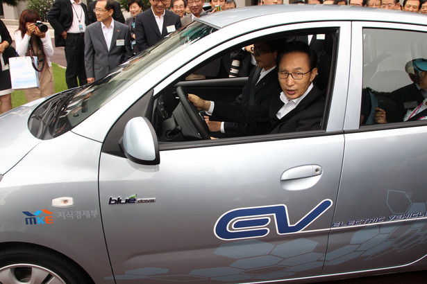Prezydent Korei Płd. Lee Myung-Bak za kierownicą elektrycznego samochodu BlueOn koncernu Hyundai Motor Co. podczas prezentacji, która odbyła się 9 września w Seulu.