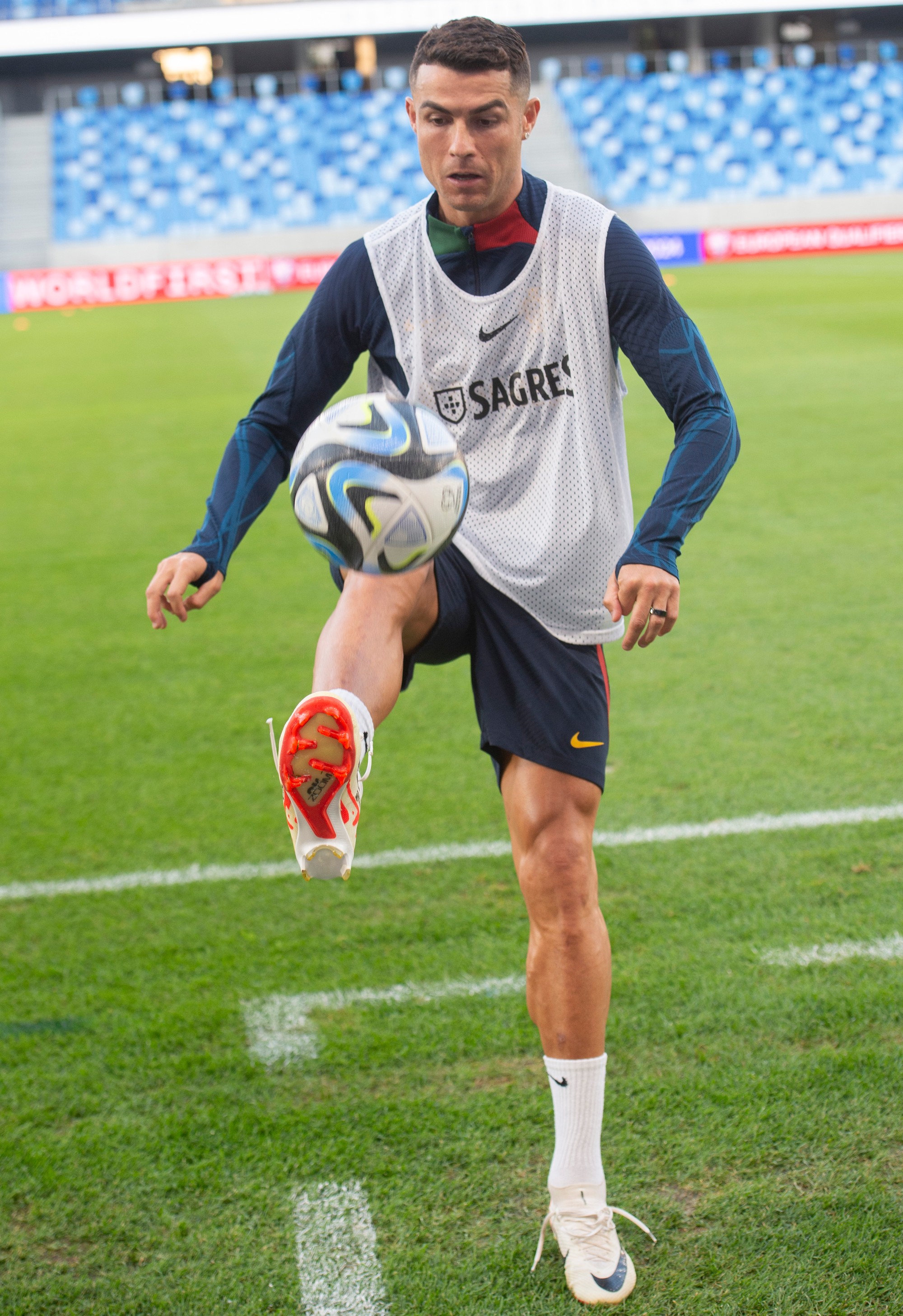 Portugalský futbalista Cristiano Ronaldo počas tréningu v Bratislave.