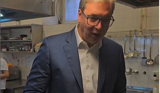 Vučić objavio video iz kuhinje Predsedništva dok čeka konsultacije sa predstavnicima SNS