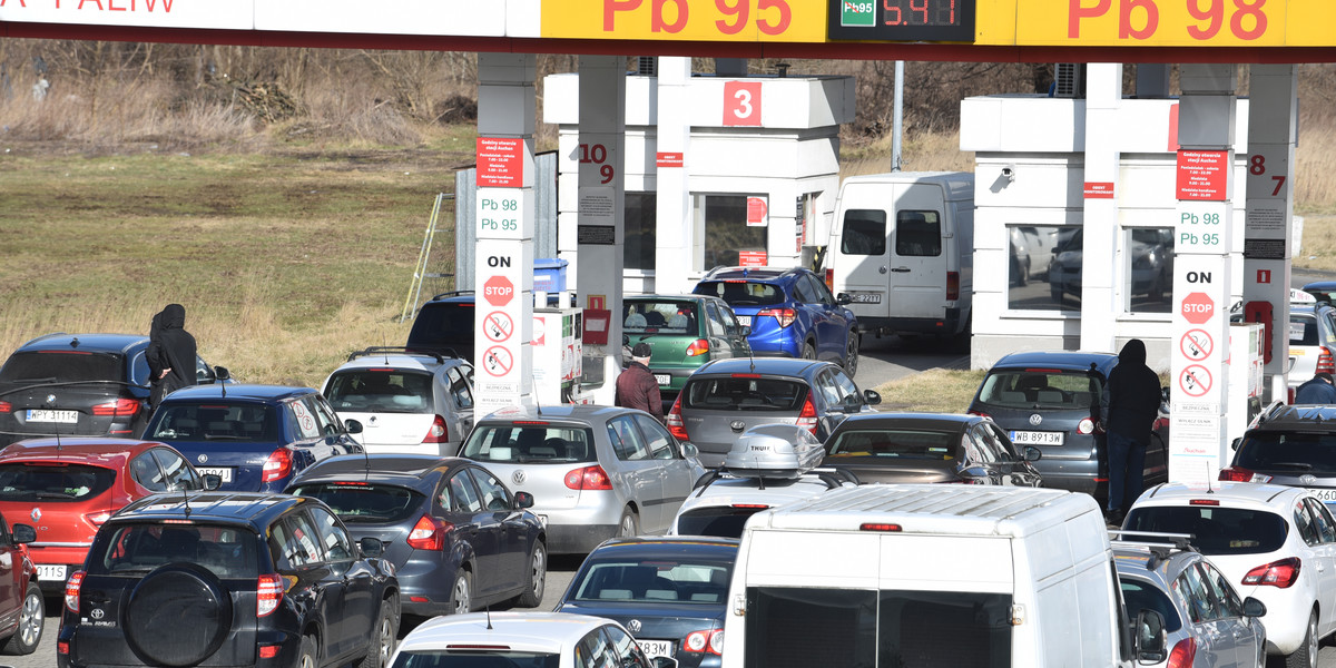 Paniczne tankowanie na zapas, kolejki na stacjach  i szokowy skok cen paliw — z tym kierowcom kojarzyć się będzie koniec lutego i początek marca 2022 r.