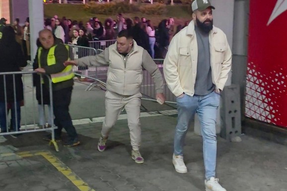 GASTOZ U JAVNOSTI PRVI PUT NAKON RASKIDA S ANĐELOM Zapliće ispred Arene, umalo da padne! Došao na koncert Vlada Georgieva (VIDEO)