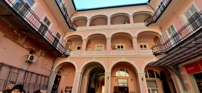 Vojnić palata iz dvorišta gde su bile štale nekada 