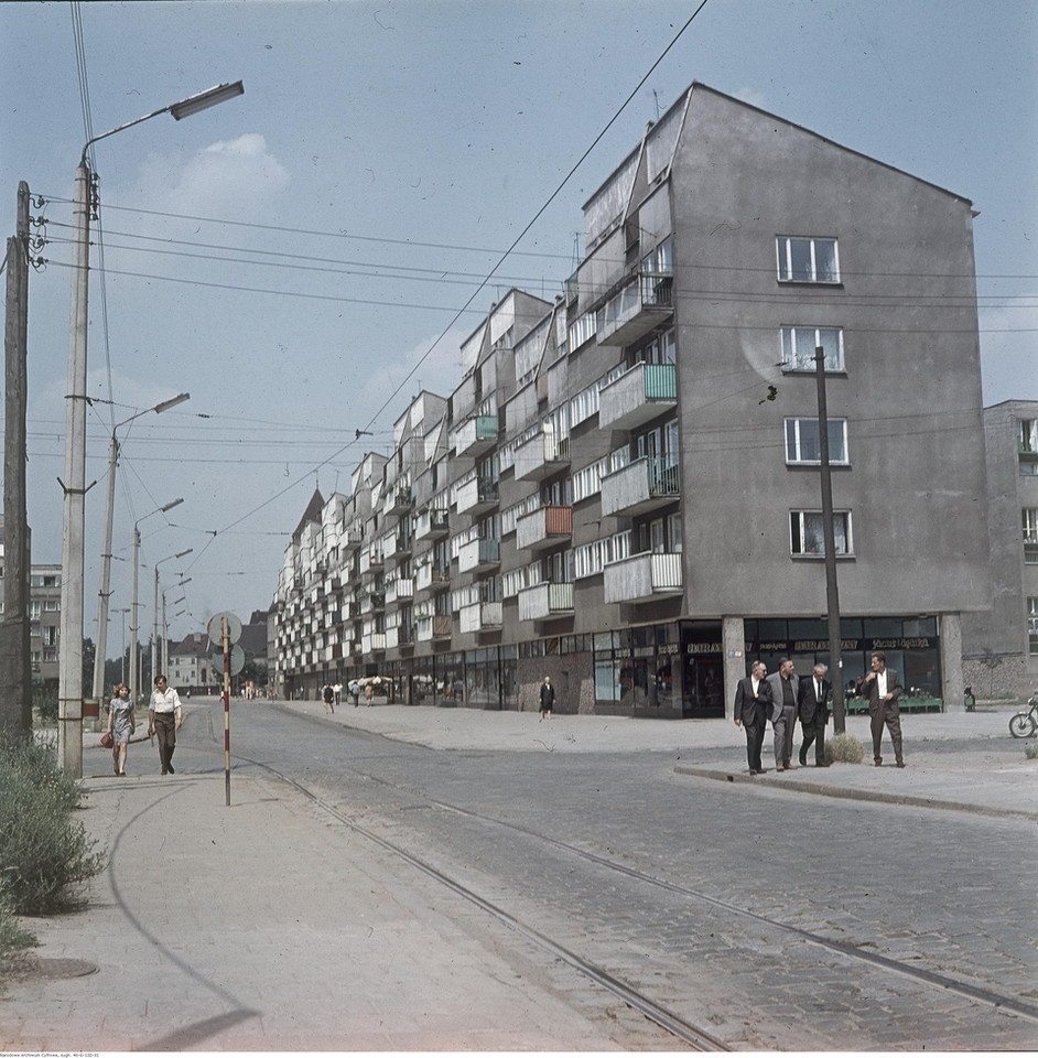 Wrocław, bloki przy pl. Nowy Targ. Widoczny bar mleczny "Jacek i Agatka" w przyziemiu bloku. W jezdni widoczne tory tramwajowe, 1968 r.