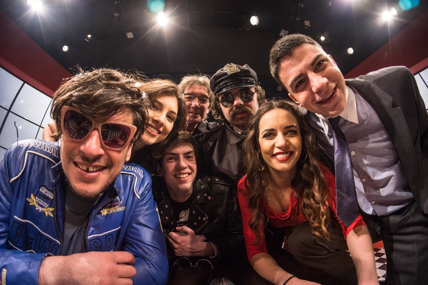 Andrija Kuzmanović i mladi glumci iz predstave "Osama - kasaba u Njujorku" sa rediteljom Darkom Bajićem