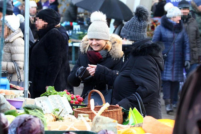 Małgorzata Tusk na świątecznych zakupach na ryneczku