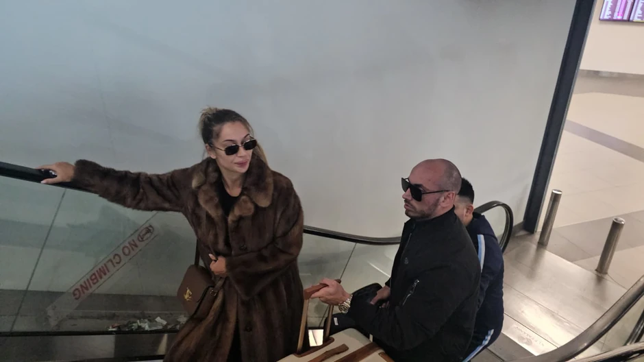 Tea Tairović sa suprugom Ivanom na aerodromu