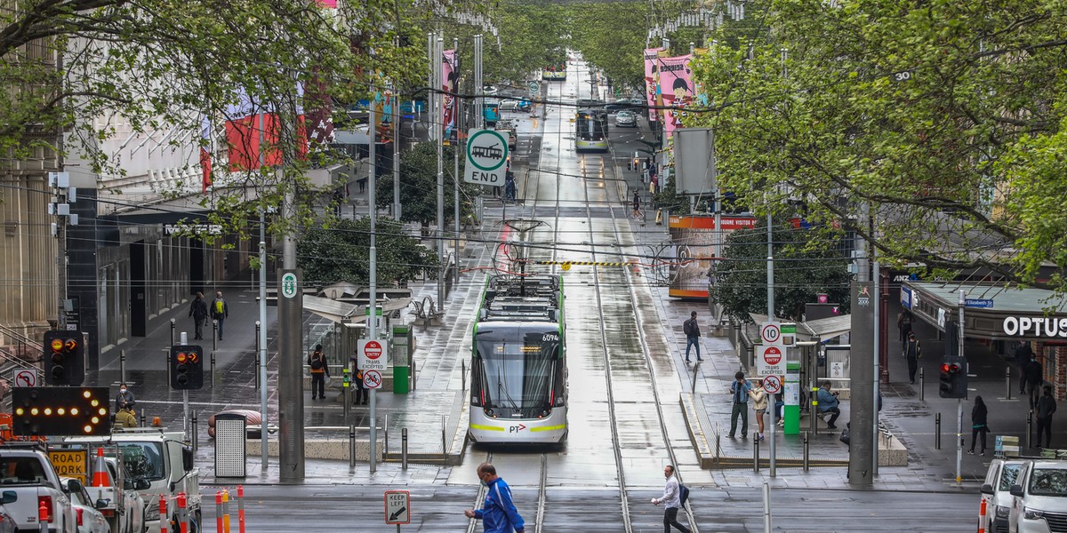 Australia miała jedne z najostrzejszych restrykcji covidowych na świecie. Na zdjęciu centrum Melbourne.