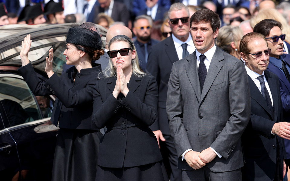 Elenora, Barbara, Luigi, Paolo i Pier Silvio Berlusconi dziękują tłumowi zgromadzonemu przed katedrą w Mediolanie na państwowym pogrzebie byłego premiera Włoch
