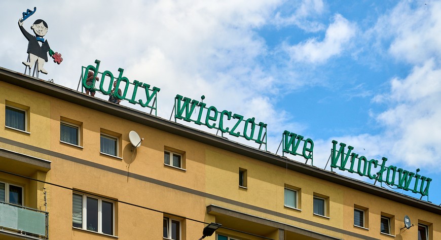 Kultowy neon Dobry wieczór we Wrocławiu jeszcze w wakacje powinien wrócić na swoje miejsce