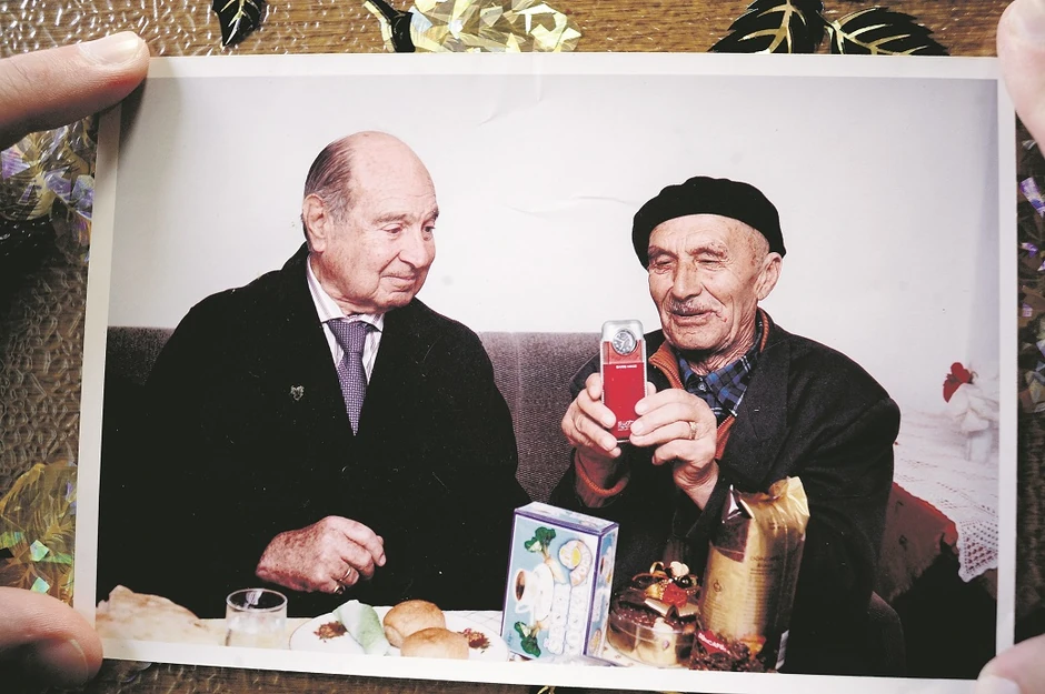 Knez Aleksandar Karađorđević darovao je Sulejmanu Kučeviću kada je bio kod njega sat sa posvetom „Kumu Sulejmanu“