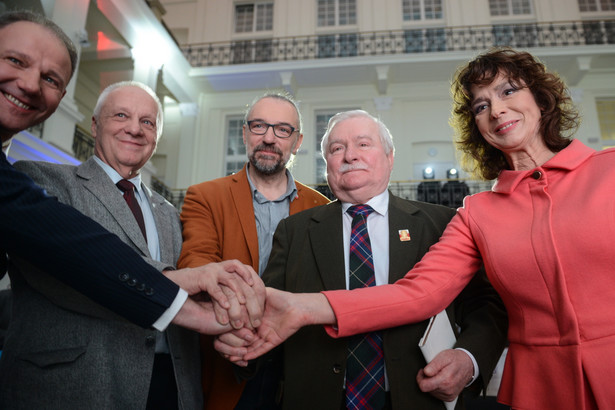 Stefan Niesiołowski i Jacek Protasiewicz, Mateusz Kijowski, Lech Wałęsa i Elżbieta Bińczycka podczas nadzwyczajnego Kongresu Krajowego Partii Demokratycznej, PAP/Jakub Kamiński