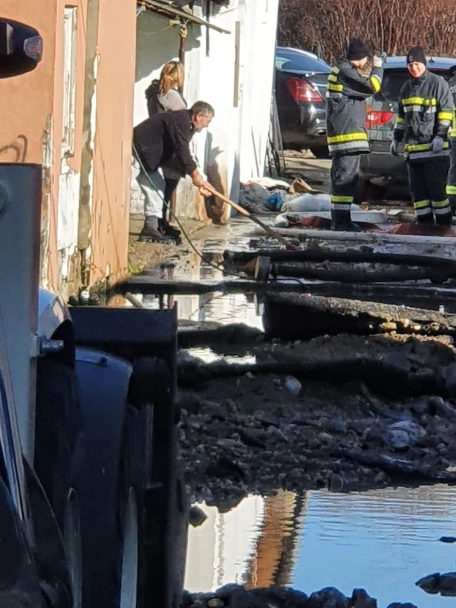 Izbacuju vodu iz domova