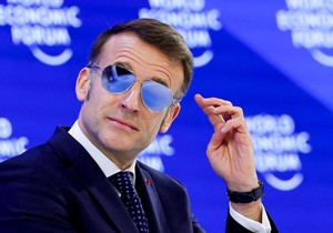 Makron danima nosi naočare za sunce u zatvorenim prostorima - tako se obratio i učesnicima Svetskog ekonomskog foruma u Davosu 20. januara 2026. | Foto: Reuters