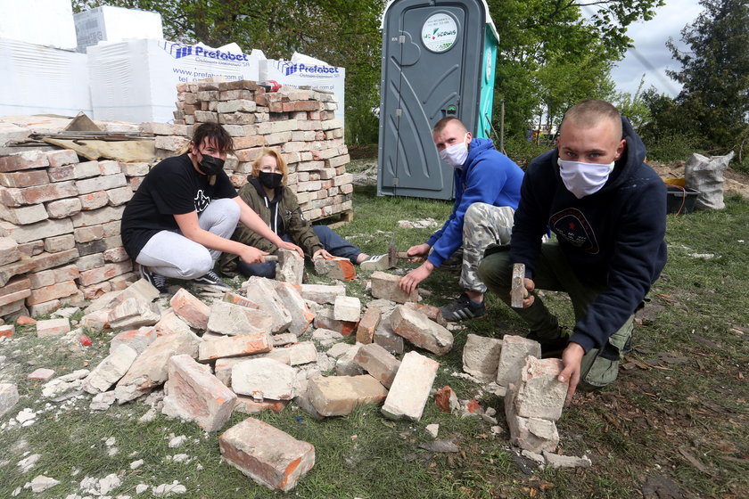 Sąsiedzi zbudują nowy dom dla samotnej matki