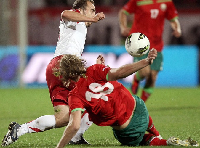 Adrian Mierzejewski w walce o piłkę