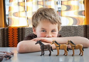 Dečak sa igračkama