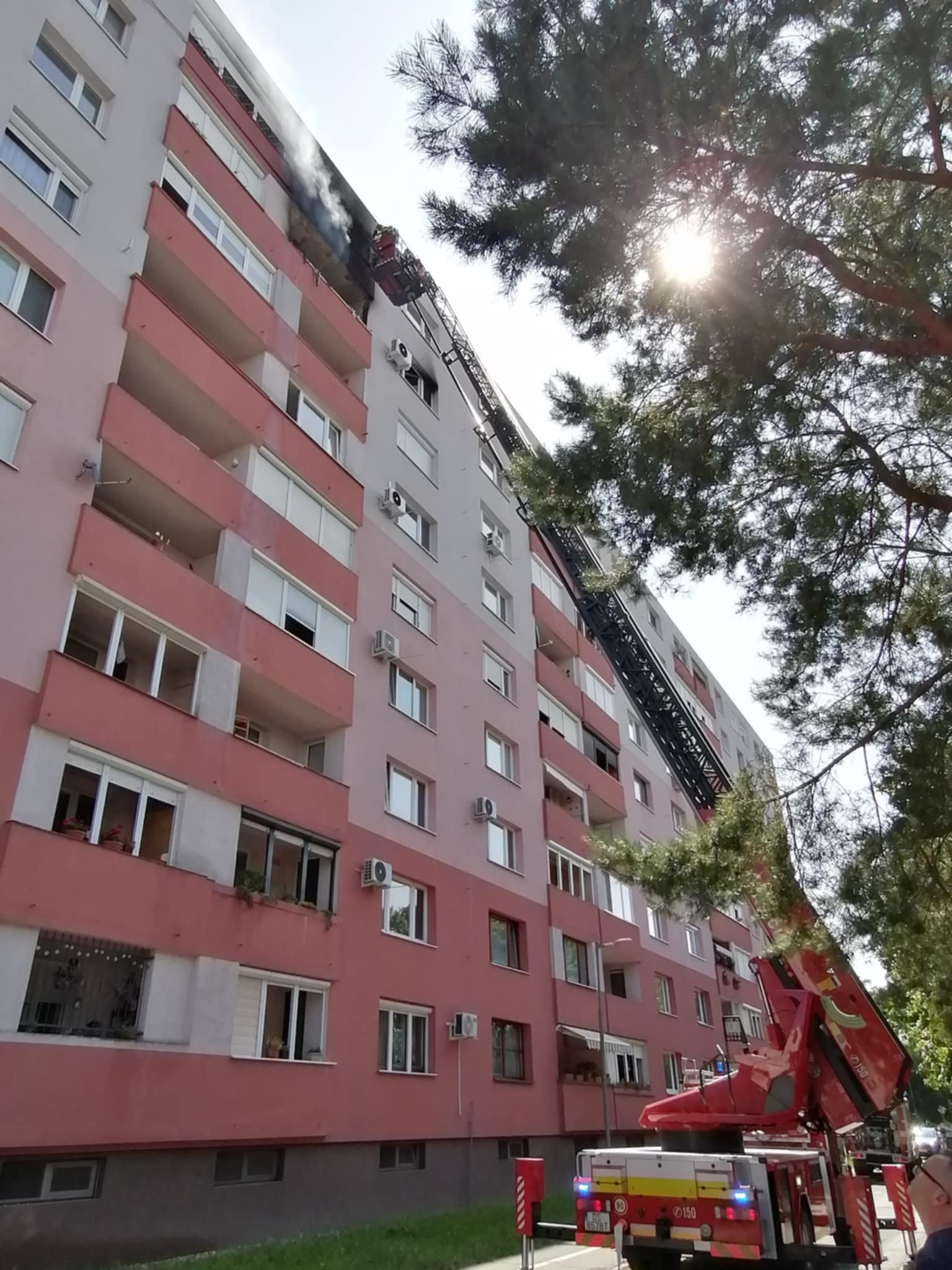 Hasiči zasahovali pri požiari bytu vo Veľkom Mederi. 