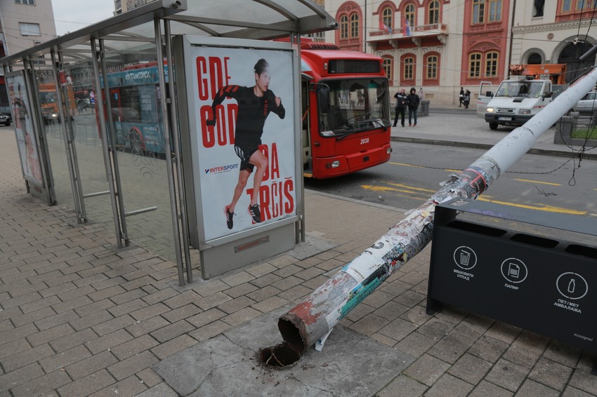 Bandera je pokidala trolejbusku mrežu