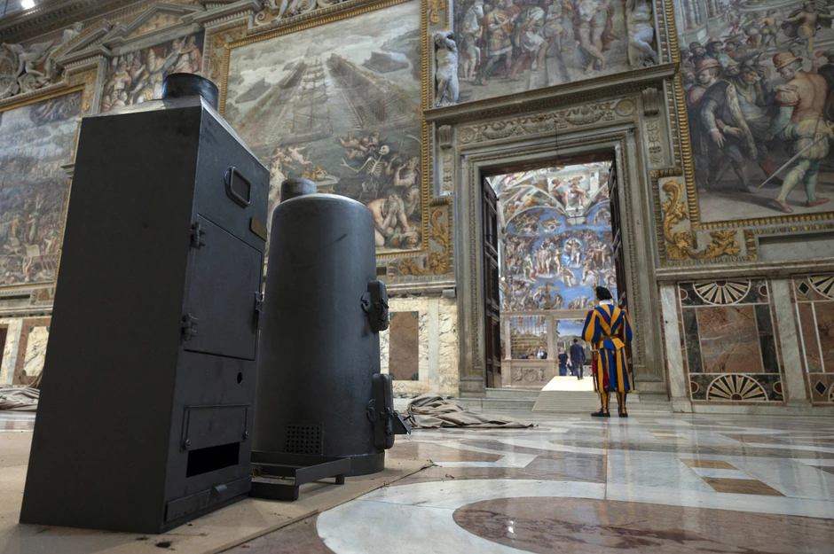 Postavljanje peći u Sikstinskoj kapeli u Vatikanu 2. maja uoči konklave