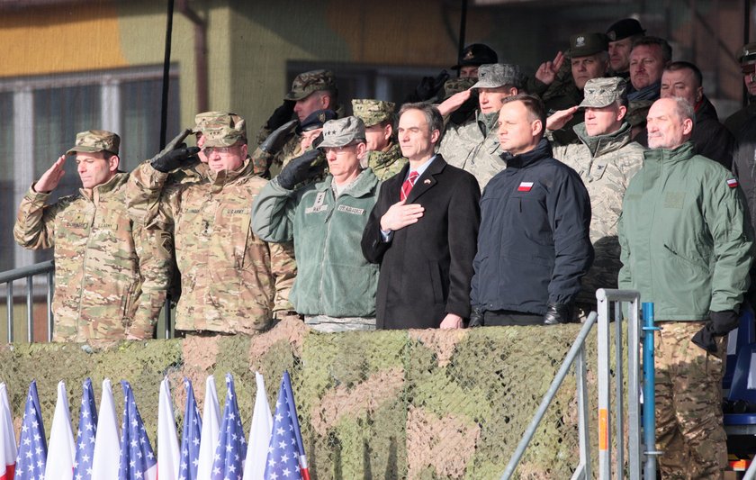 Macierewicz gnał buspasem, a i tak się spóźnił