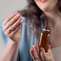 Miért olyan nagy szám a retinol? Őrült nagy trend - de miért épp mostantól kezdik magukra kenni a nők?