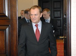 Tusk: Zniesiemy obowiązek meldunku