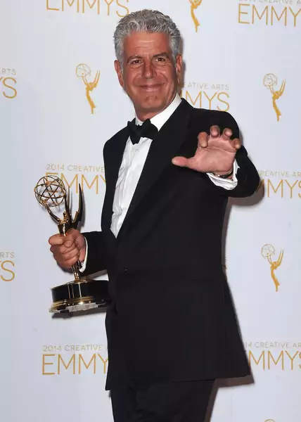 Anthony Bourdain w 2014 roku z nagrodą Emmy za jeden ze swoich telewizyjnych programów