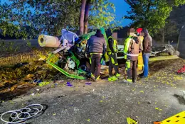 Betonowy słup zmasakrował kabinę lawety. Kolejny kandydat do nagrody Darwina?