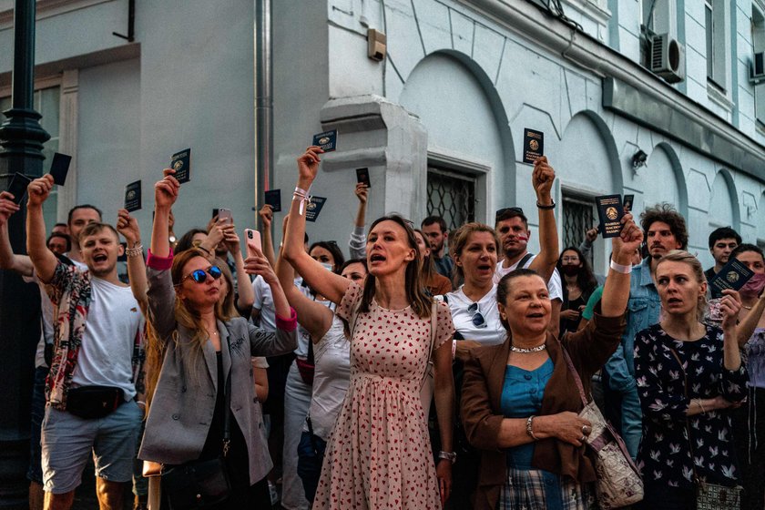 Niebezpieczne sceny na Białorusi. Tłumy na ulicach. Zablokowano miasto, wyłączono internet