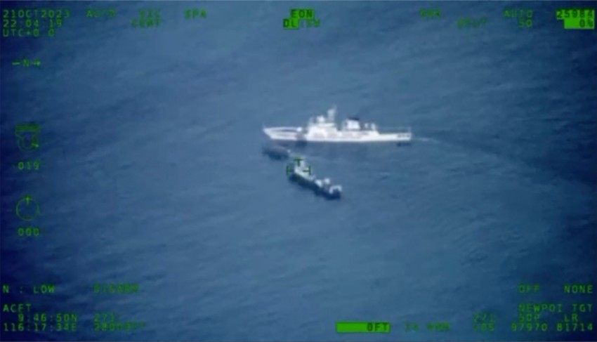 Kinesko vojno plovilo (gore( i brod Filipinske obalske straže "BRP Kabra" kod Drugog Tomasovog grebena u Južnokineskom moru 22. oktobra