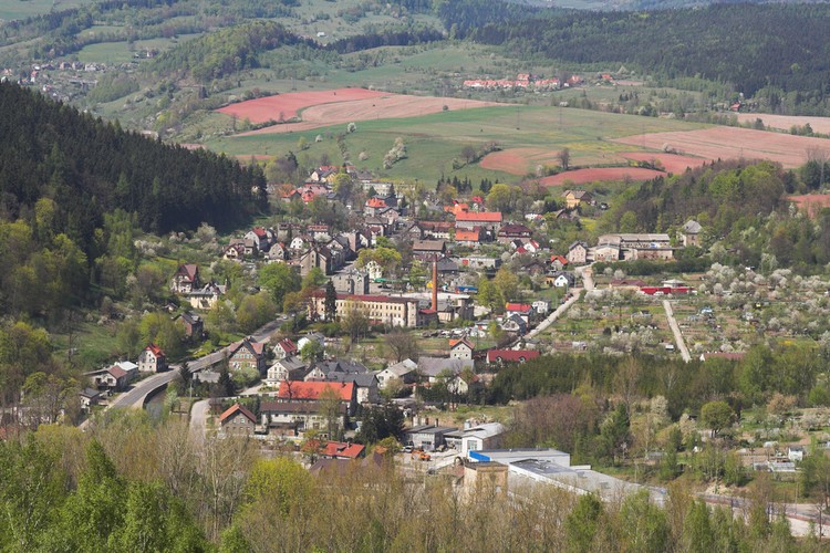 6. <b>Ziemia Kłodzka</b>. <br>Region kłodzki wyróżnia kilka znanych miasteczek uzdrowiskowych: Kudowa-Zdrój, Duszniki-Zdrój i Polanica-Zdrój. Ziemia kłodzka jest dobrym punktem wypadowym na pobliskie masywy górskie.