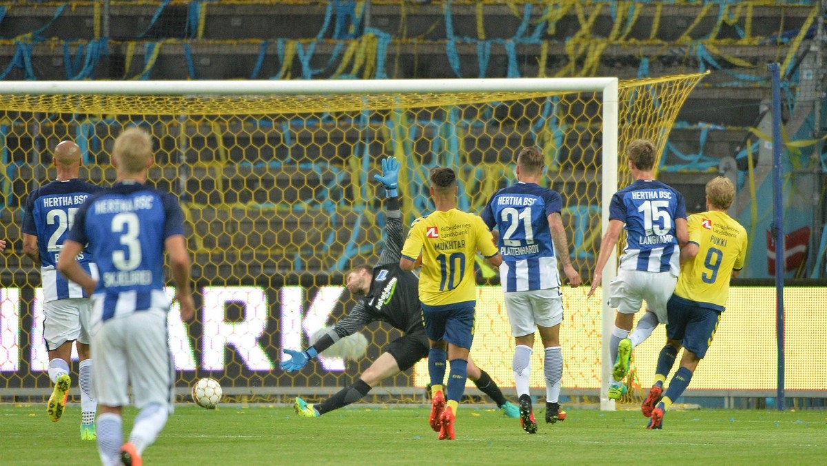 Broendby Kopenhaga pokonało Herthę Berlin 3:1 (2:1) w rewanżowym meczu 3. rundy kwalifikacji Ligi Europy, dzięki czemu to duński zespół awansował do kolejnej fazy tych rozgrywek. Cały mecz w zespole gospodarzy rozegrał Kamil Wilczek, który asystował przy dwóch z trzech goli zdobytych przez bohatera spotkania Fina Teemu Pukkiego.