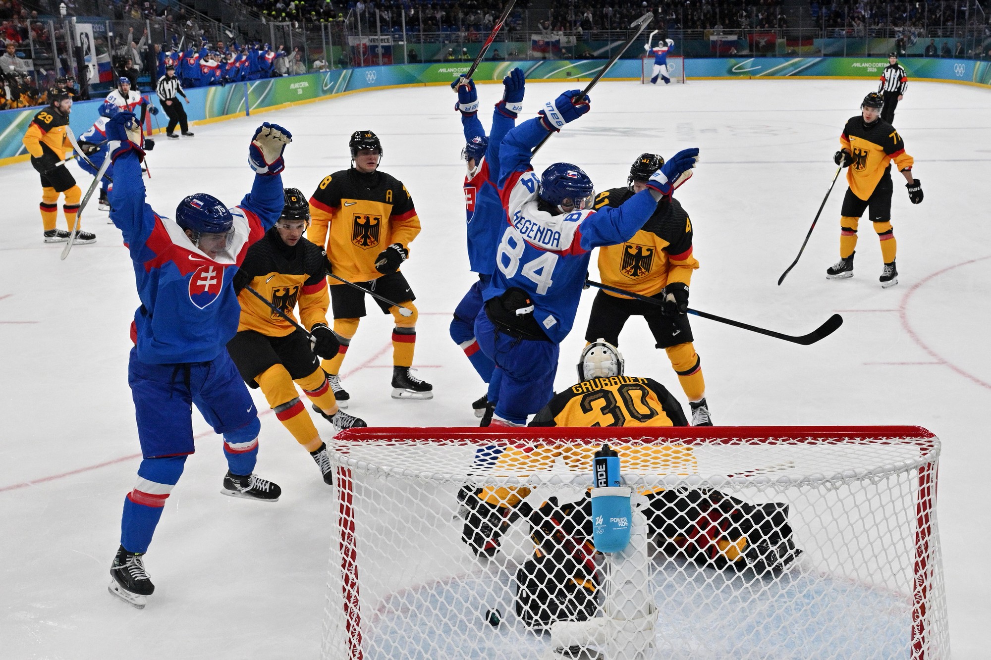 Štvrťfinálový zápas v ľadovom hokeji medzi Slovenskom a Nemeckom.