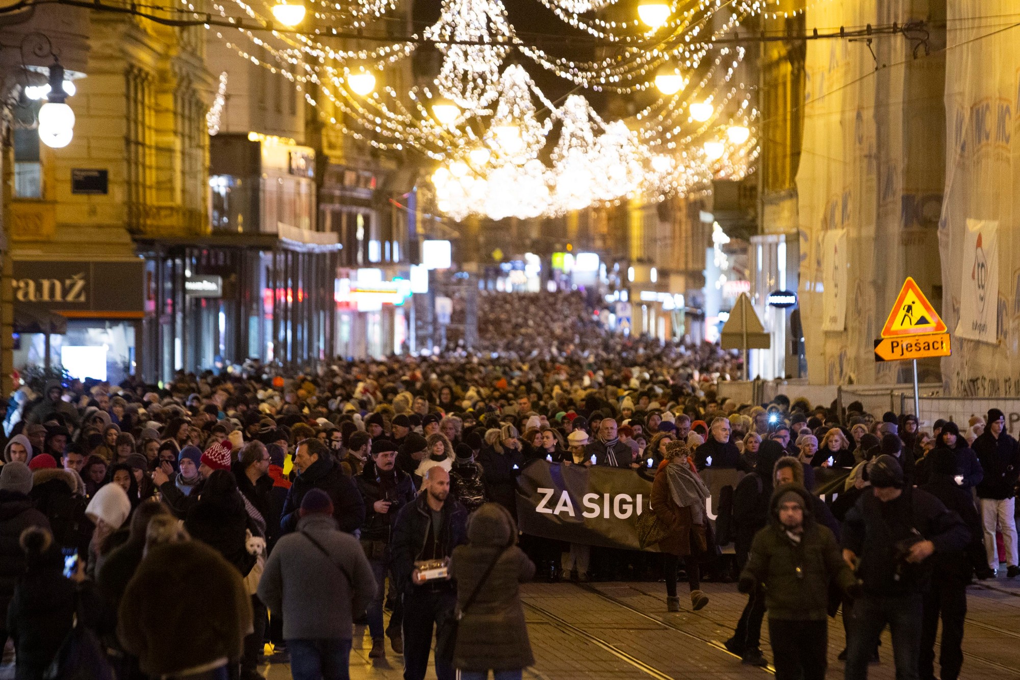 Stovky ľudí sa v pondelok večer v Záhrebe i ďalších mestách zúčastnili na tichom pochode za bezpečnejšie školy.