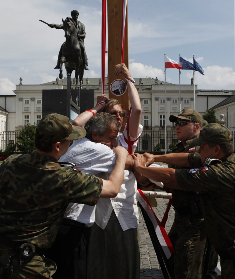 WARSZAWA KRZYŻ PRZED PAŁACEM PREZYDENCKIM