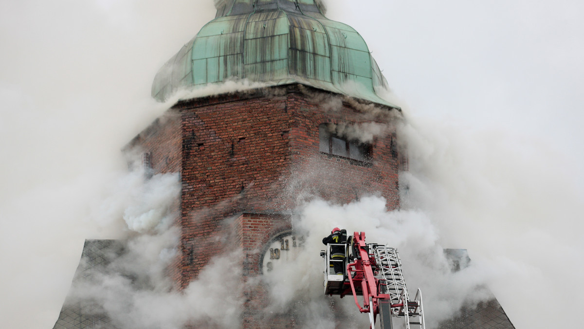 Do środka katedry w Gorzowie Wielkopolskim weszli strażacy. Wczoraj wieczorem spod kopuły wieży zaczęły wydostawać się kłęby dymu. Wybuchł pożar. Akcja gaśnicza trwała przez całą noc. Obecnie trwa dogaszanie.