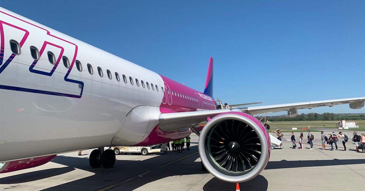 Odra na pokładzie samolotu Wizz Air. Służby apelują: sprawdź szczepienia natychmiast!