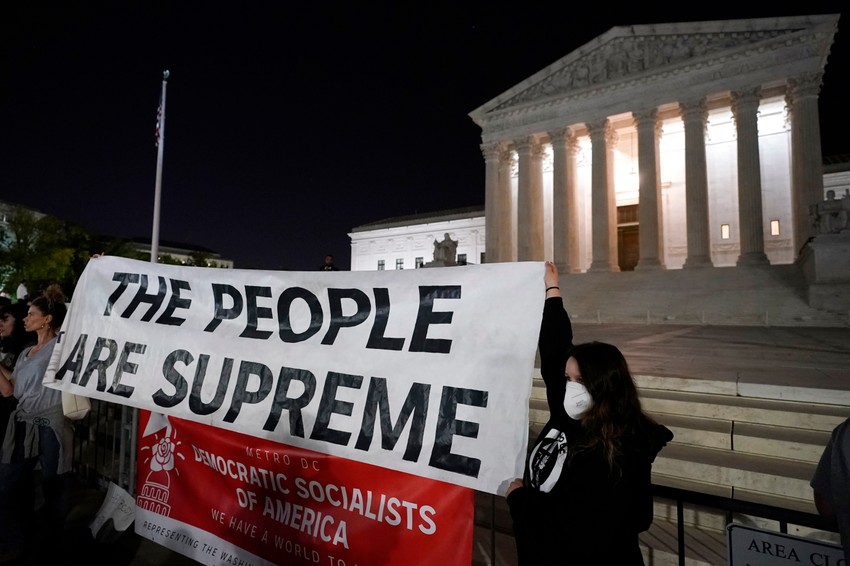 Protest ispred američkog Vrhovnog suda zbog mogućeg poništavanja odluke o abortusima