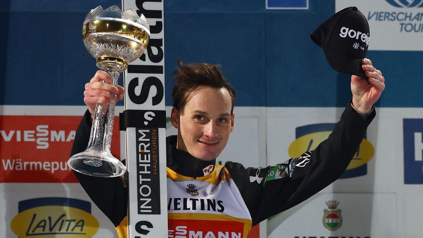 Domen Prevc sa trofejem iz Oberstdorfa | Foto: Reuters