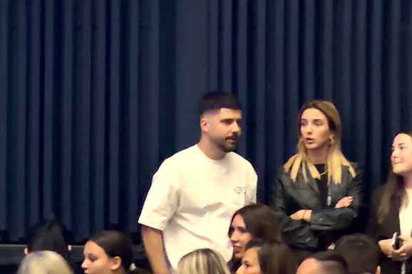 VEZA SA JUTJUBERKOM MU PUKLA NAKON ŠTO JE ZAPROSIO NA JAHTI Bivši verenik Lee Stanković na koncertu Jakova Jozinovića: Ne odvaja se od NJE (FOTO)