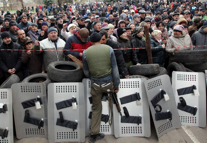 Prorosyjscy aktywiści we wschodnioukraińskim mieście Słowiańsk po tym, jak miasto zostało zajęte przez rosyjskich bojowników, Ukraina, 12 kwietnia 2014 r.