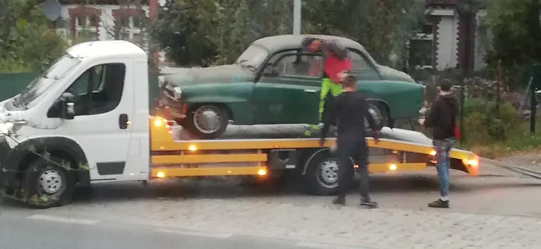 Załadowali na lawetę i zabrali jak swoją. Policja szuka złodziei zabytkowej Octavii