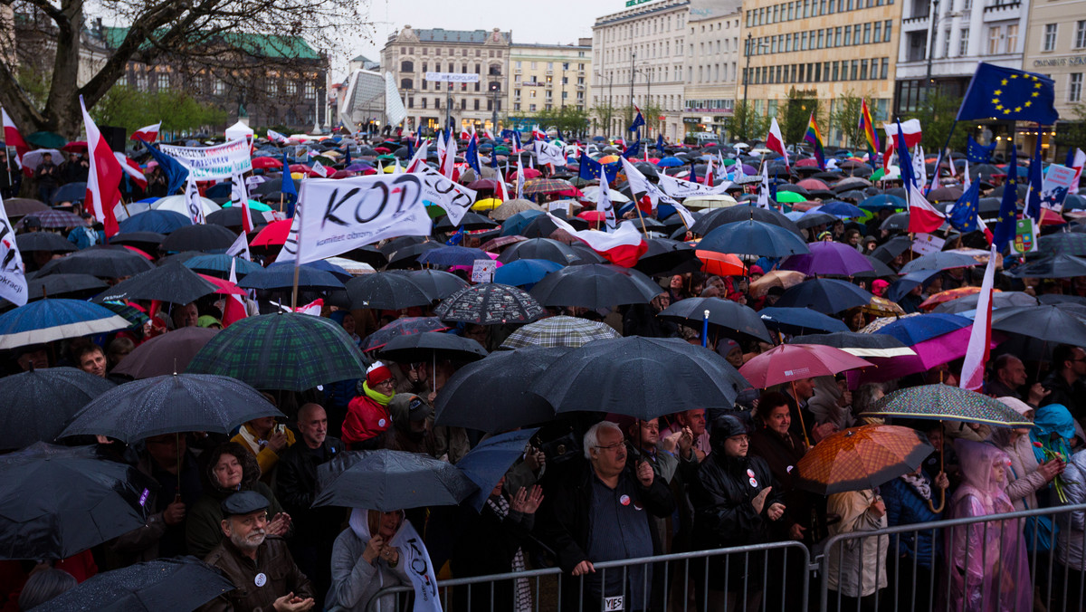 Setki osób uczestniczyły dzisiaj wieczorem na poznańskim Placu Wolności w antyrządowej manifestacji KOD. Wśród obecnych byli liderzy polityczni i działacze opozycyjni z czasów PRL, w tym Bogdan Borusewicz, Ryszard Petru, Henryk Wujec i Henryka Krzywonos.