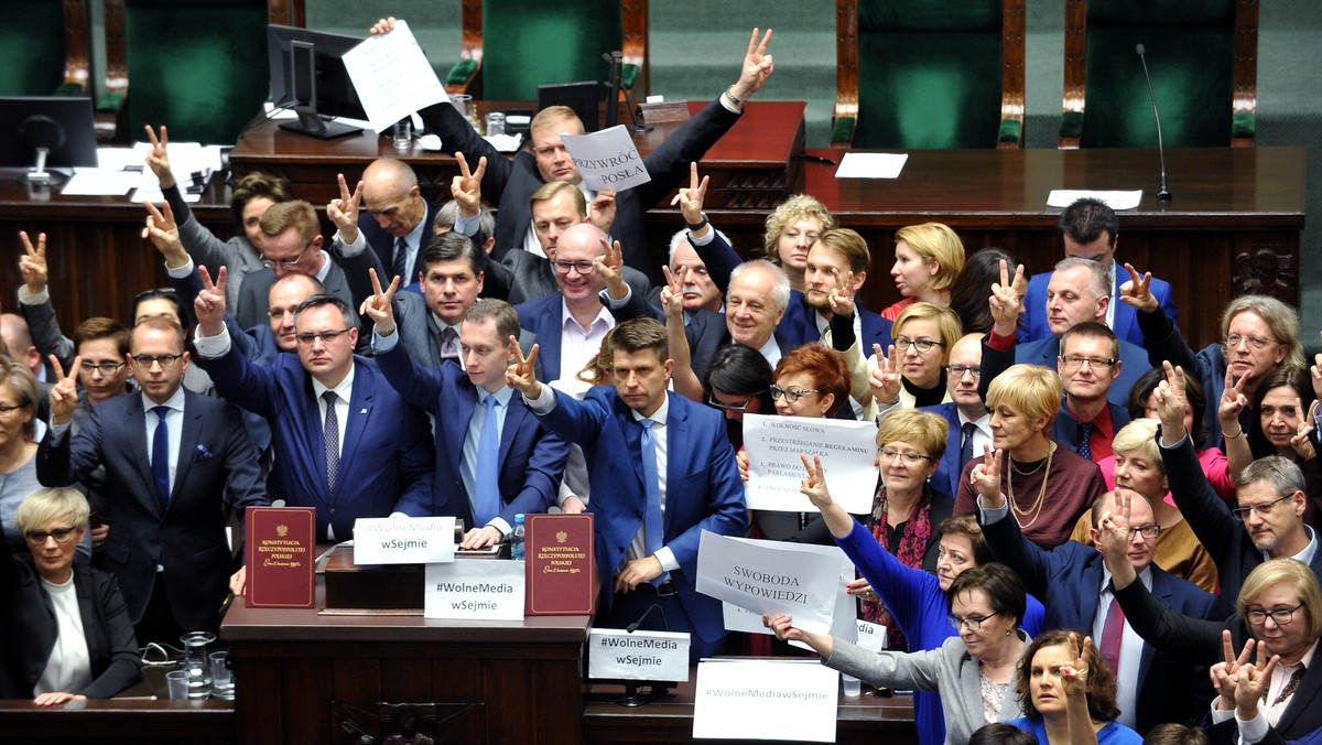 Jeżeli opozycja będzie konsekwentna, a PiS nie będzie dążył do mediacji, Sejmowi grozi paraliż - uważa prof. Antoni Dudek z UKSW. Jego zdaniem, obecny kryzys w parlamencie jest pod pewnymi względami wyjątkowy, szkodzi też wizerunkowi Polski w świecie.