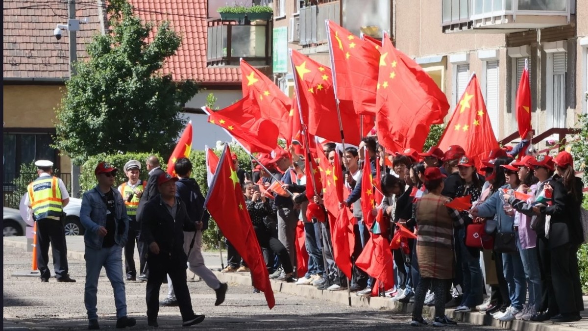 A Szuverenitásvédelmi Hivatalhoz fordul a Momentum a piros sapkás kínai aktivisták miatt