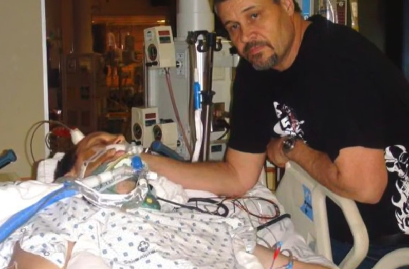 Hoci sa prebudil, mal obrovské bolesti.