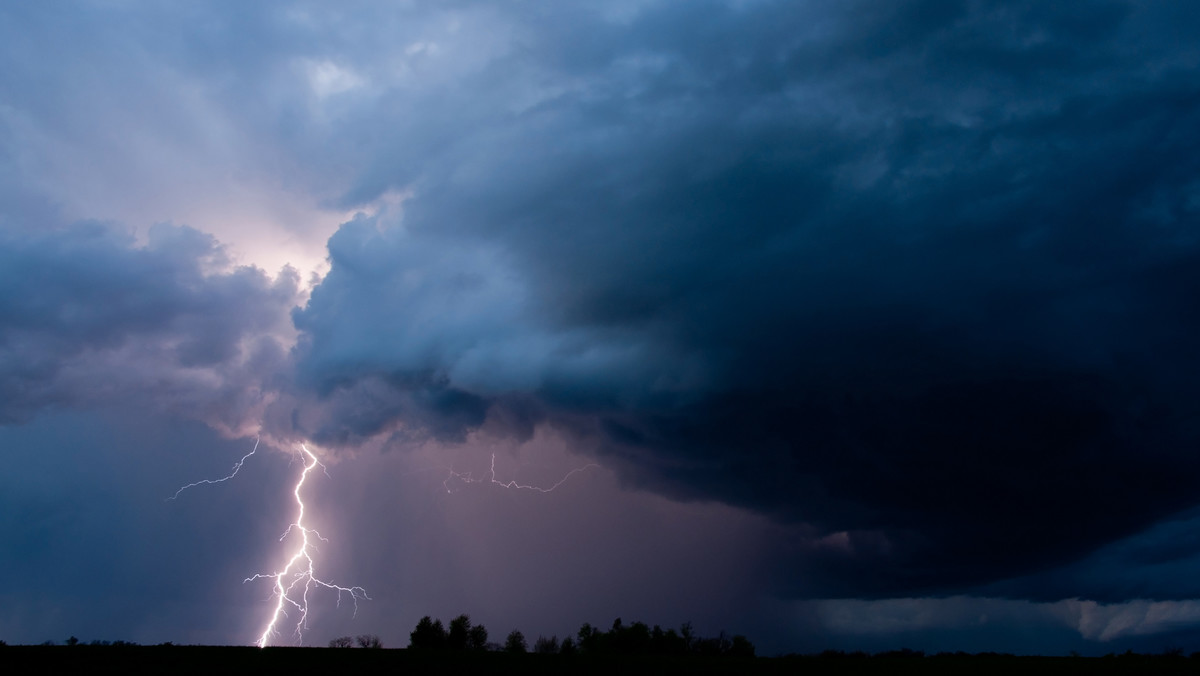 Gdzie jest burza? Czy dziś nad Polską będą burze? IMGW codziennie wydaje ostrzeżenia meteorologiczne związane z niebezpiecznymi zjawiskami pogodowymi. Sprawdź, gdzie można spodziewać się intensywnych opadów deszczu.