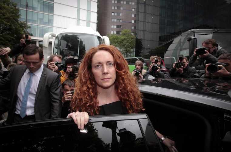 Londyn. Rebekah Brooks, była szefowa News Corp., zamieszana w skandal wokół podsłuchiwania gwiazd, opuszcza budynek sądu.