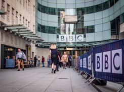 Afera nie wybiera: Prezenter telewizyjny płacił nieletniej osobie za... zdjęcia natury seksualnej