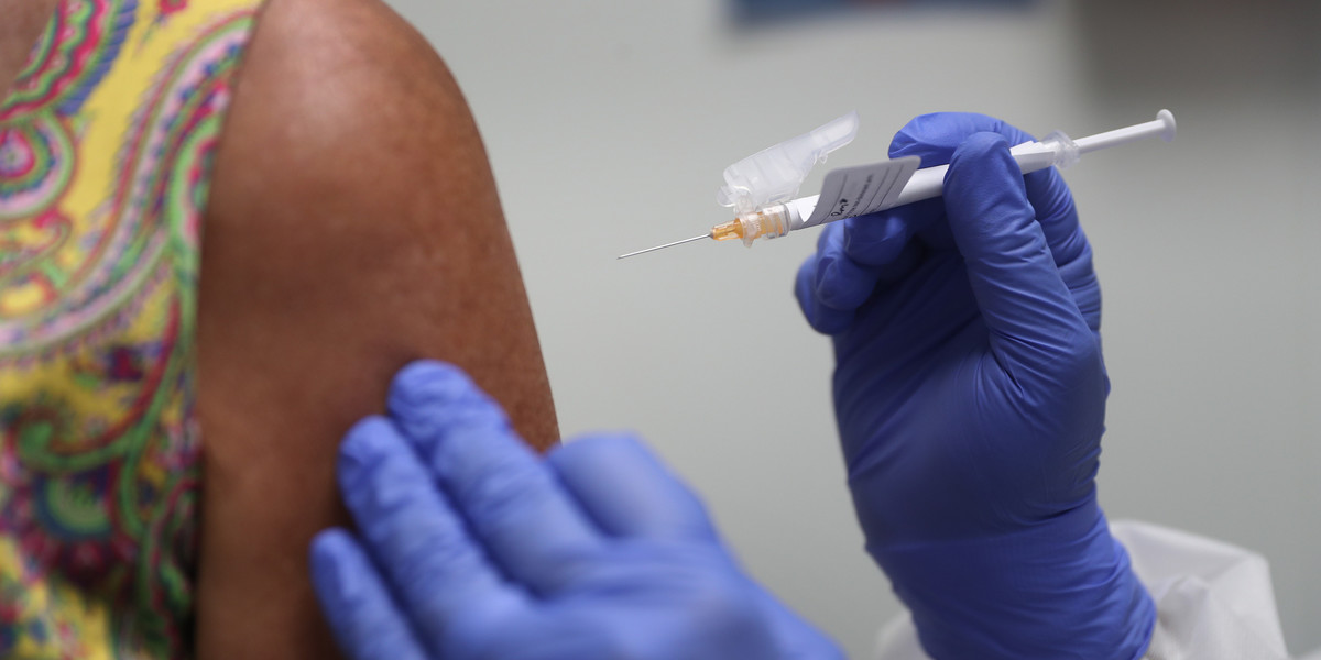 Komisja Europejska zawarła porozumienie z firmą AstraZeneca na zakup szczepionek przeciwko COVID-19